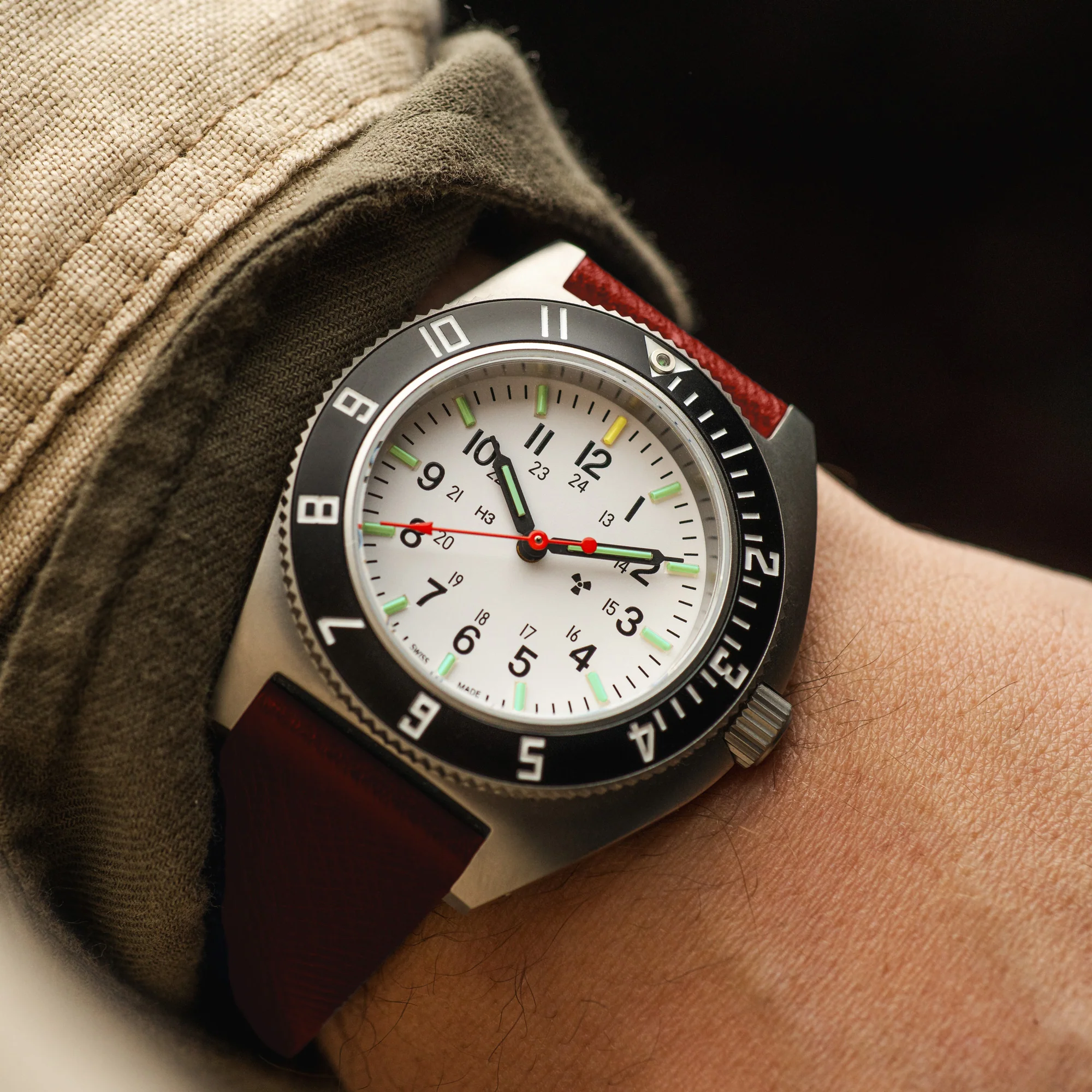 2-Piece Leather Strap, 20mm, Senate Red, Parkerized Hardware - Image 3