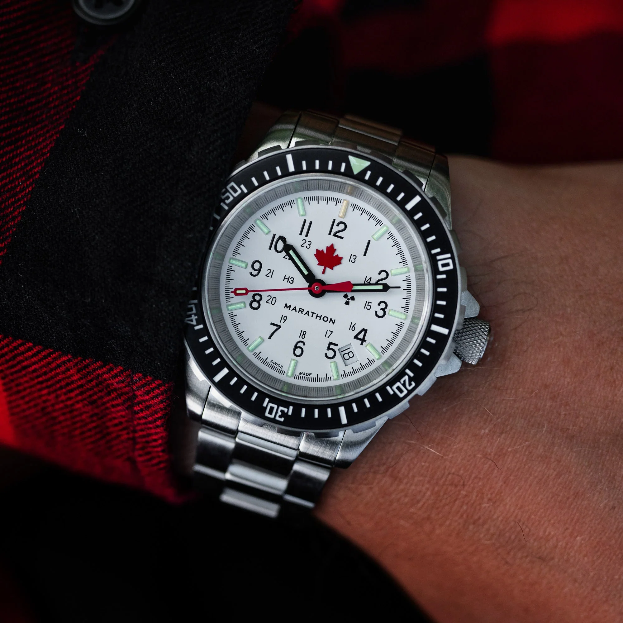 41mm Arctic Red Maple Large Diver’s Automatic (GSAR) with Stainless Steel Bracelet - Image 4